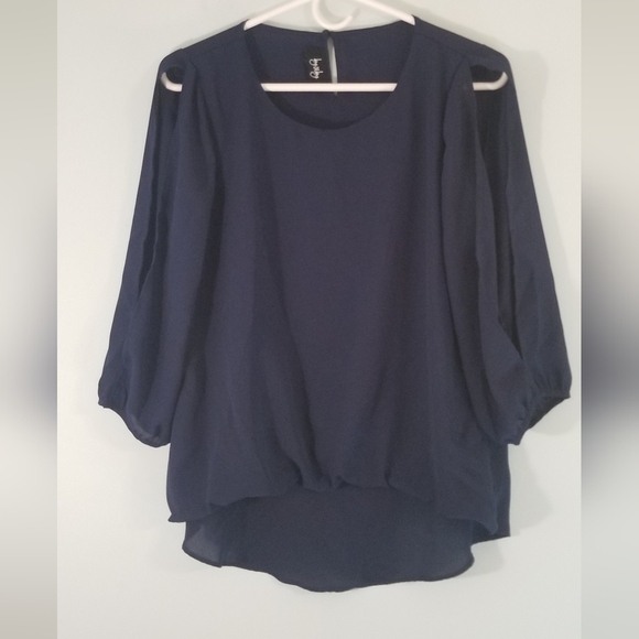 By & By Blouse. Flattering Arm Slits & Rouched Midline. Gathered Sleeves. Size S - Picture 1 of 8